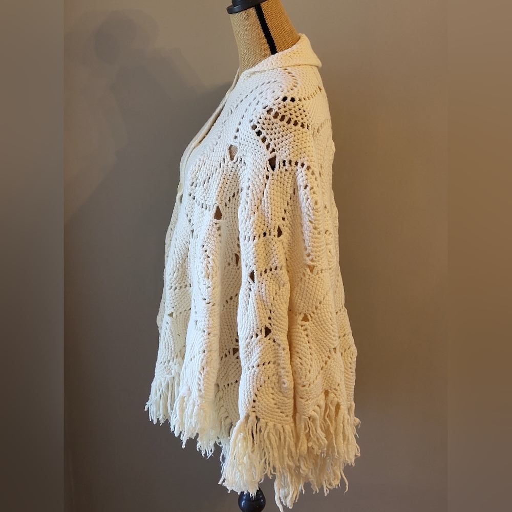 Vintage 70s Crocheted Ivory Button-up Cape With Fringe One Size - Picture 8 of 9